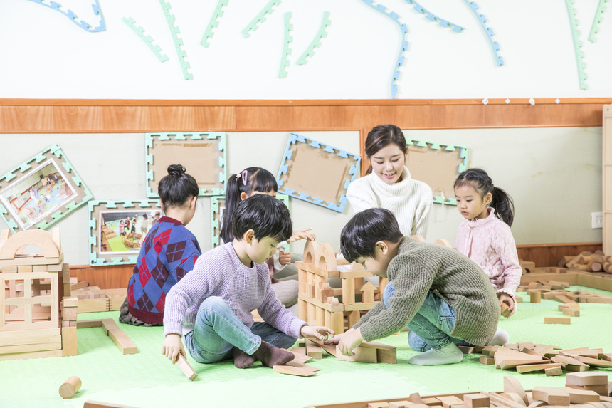 攝圖網_501118530_幼兒園老師帶小朋友玩積木（非企業商用）.jpg
