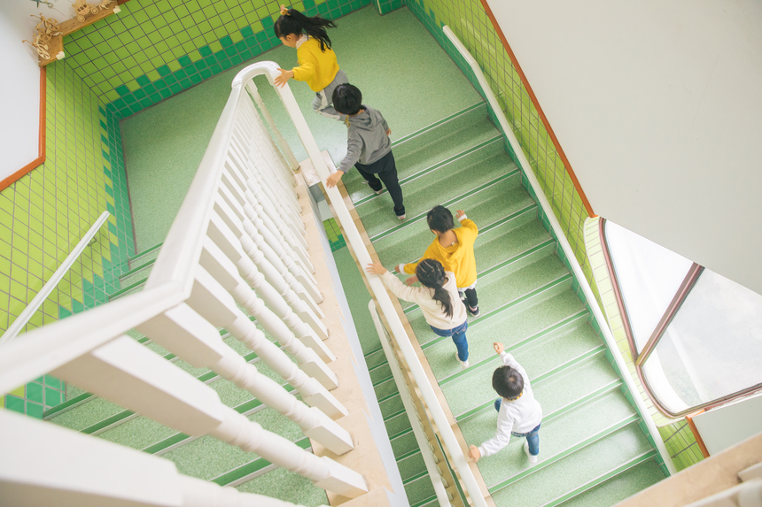 攝圖網_501111362_幼兒園兒童排隊上樓梯（非企業商用）.jpg